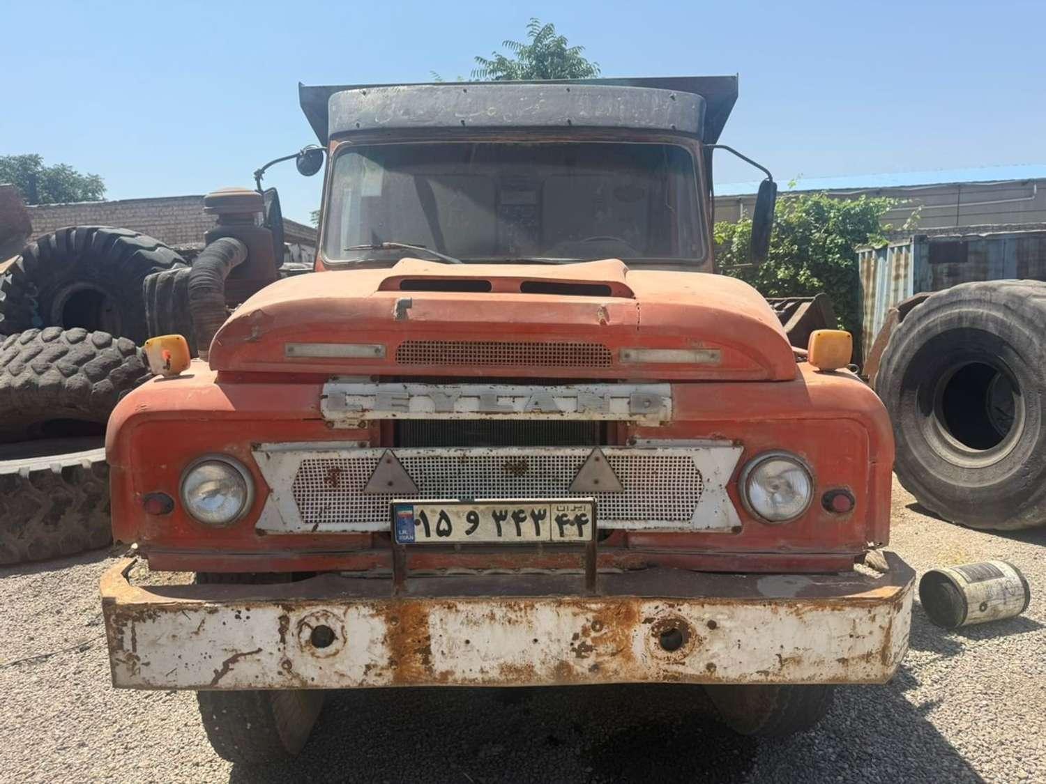 یک دستگاه کامیونت نیسان