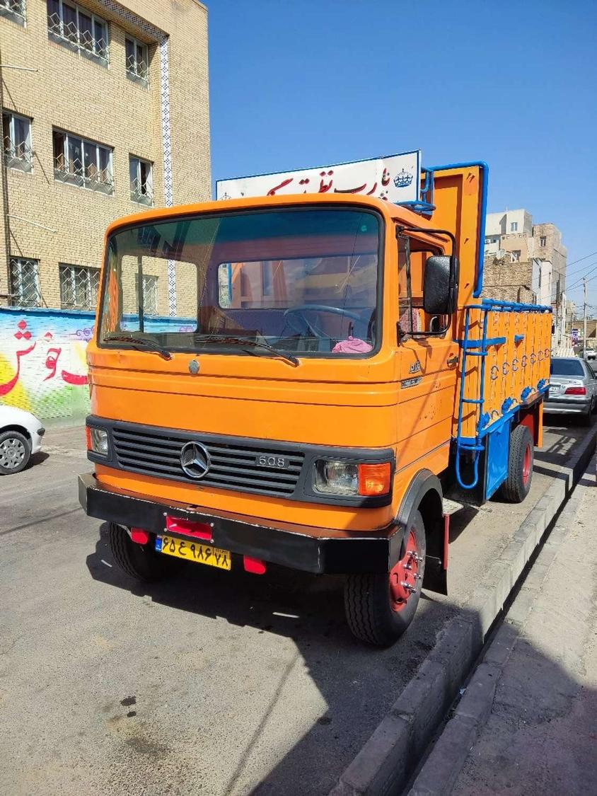 یک دستگاه خاور کمپرسی 608