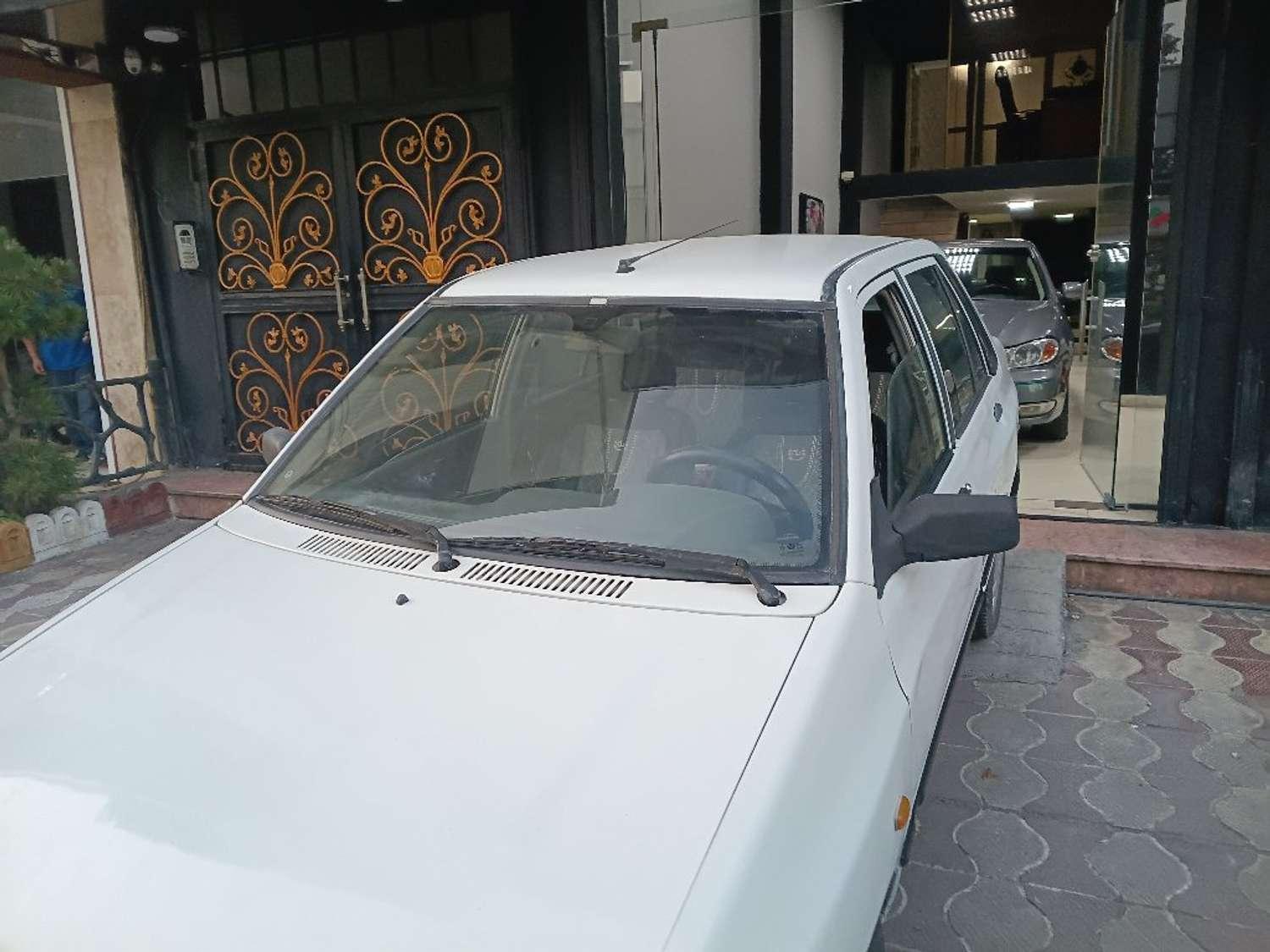 یک دستگاه خودرو پراید